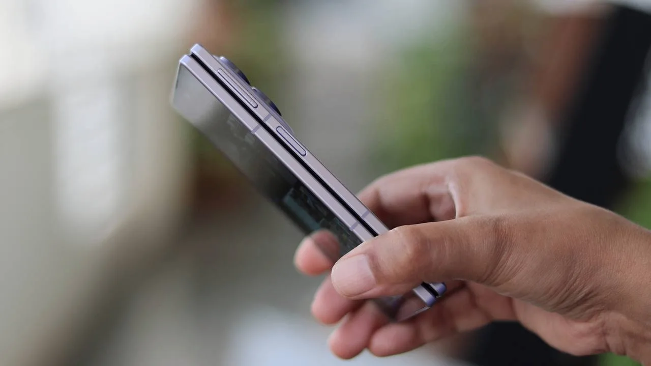 📱 Samsung готовит ультратонкий Galaxy Z Fold 9