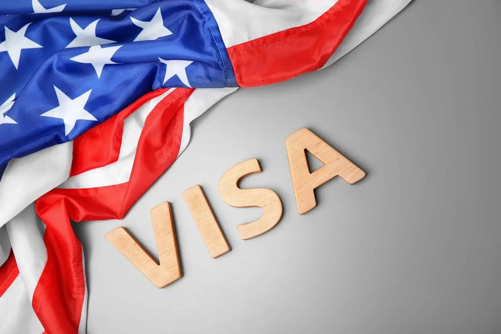США тестируют платное ускорение записи на туристическую визу