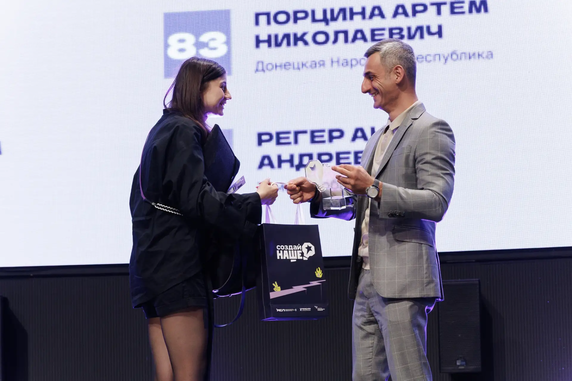Ещё один миллион? 👆

Да. На фото — Даша Филиппова, студентка факультета информационных технологий. 