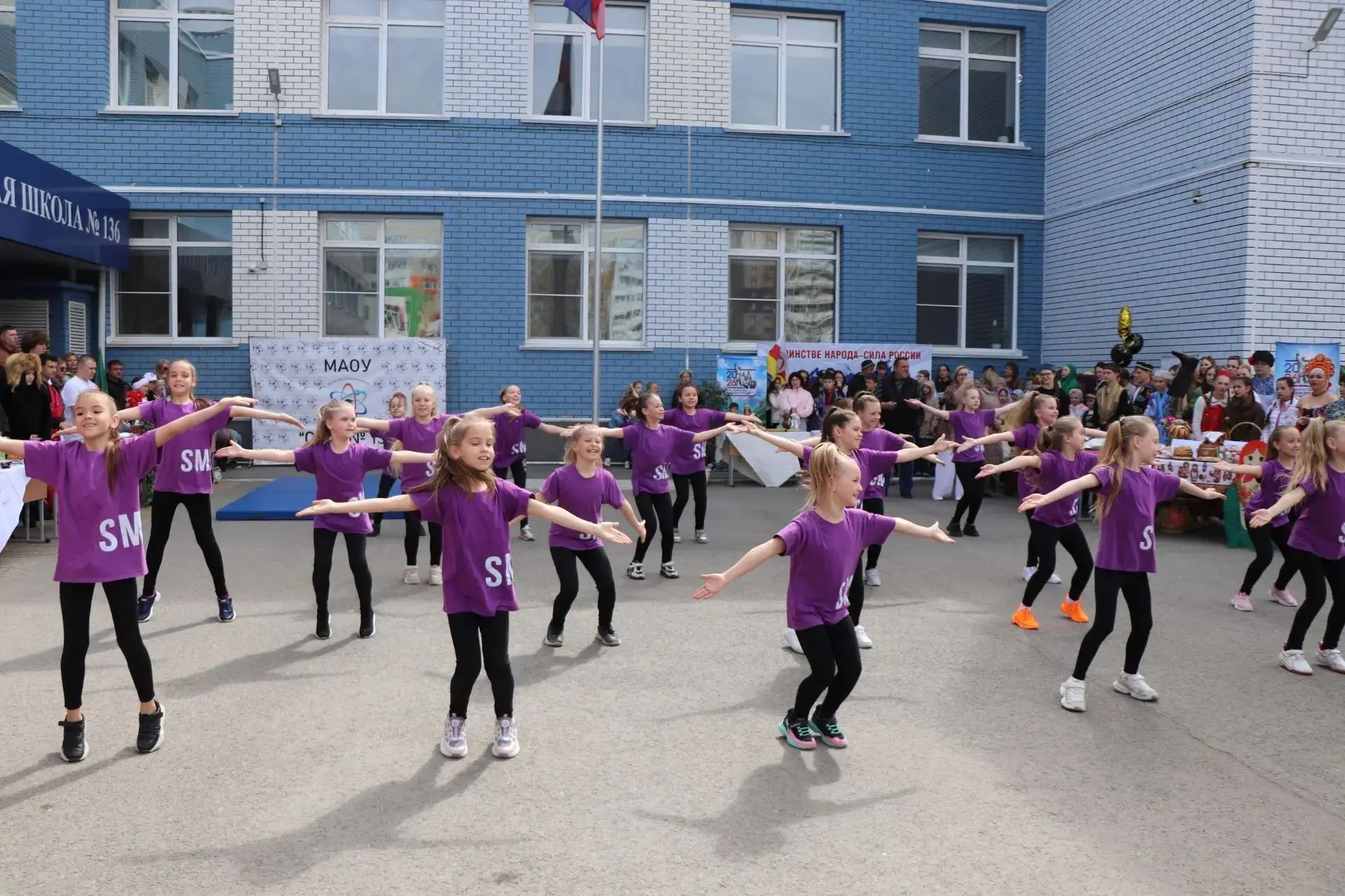 ✨  Барнаульские школы сохраняют национальное единство  В барнаульской школе № 136 с широким размахом