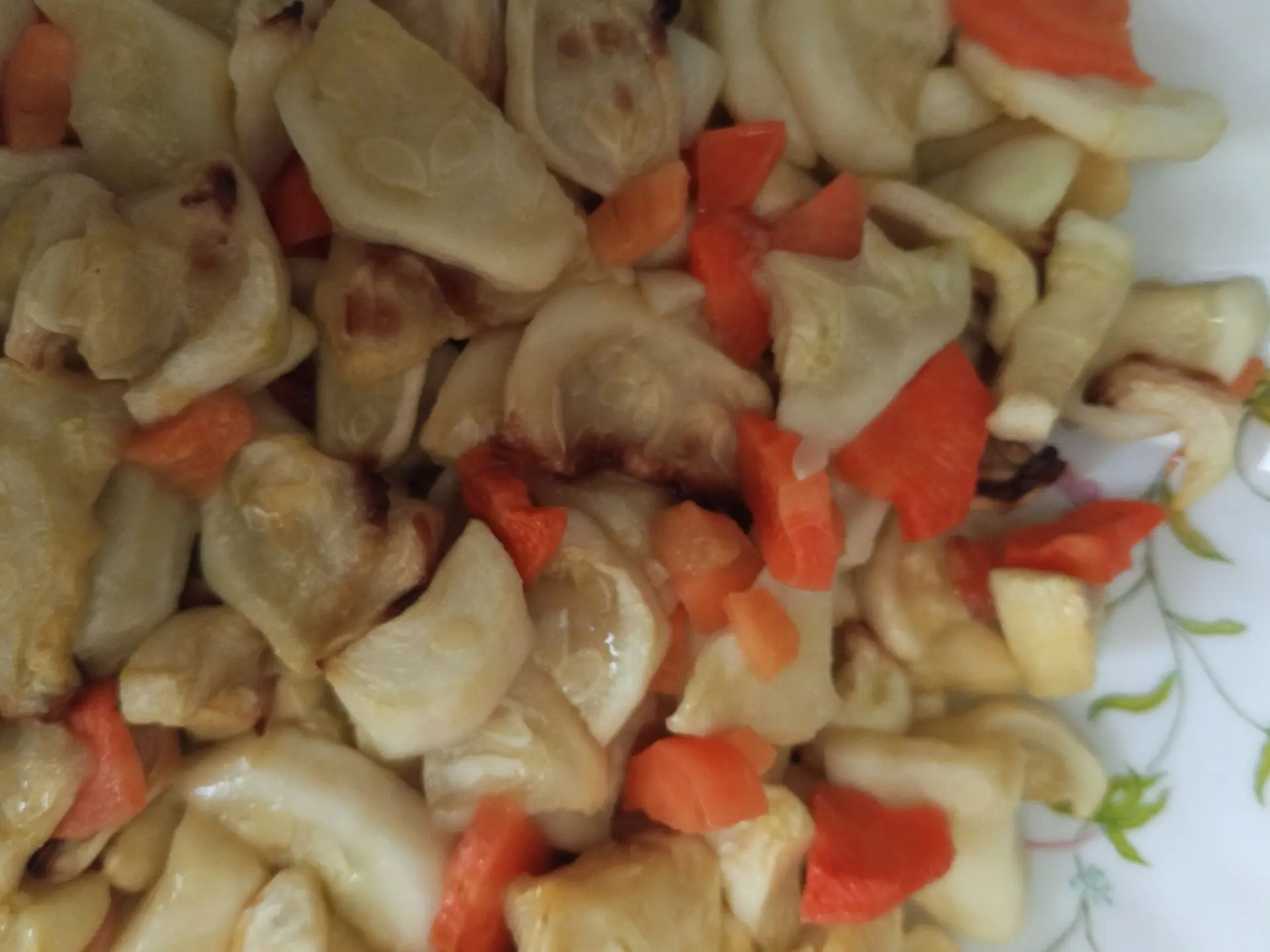 Сегодня готовлю рубленные куриные котлеты. Потушила кабачки с морковью. На мое объявление о штукатур