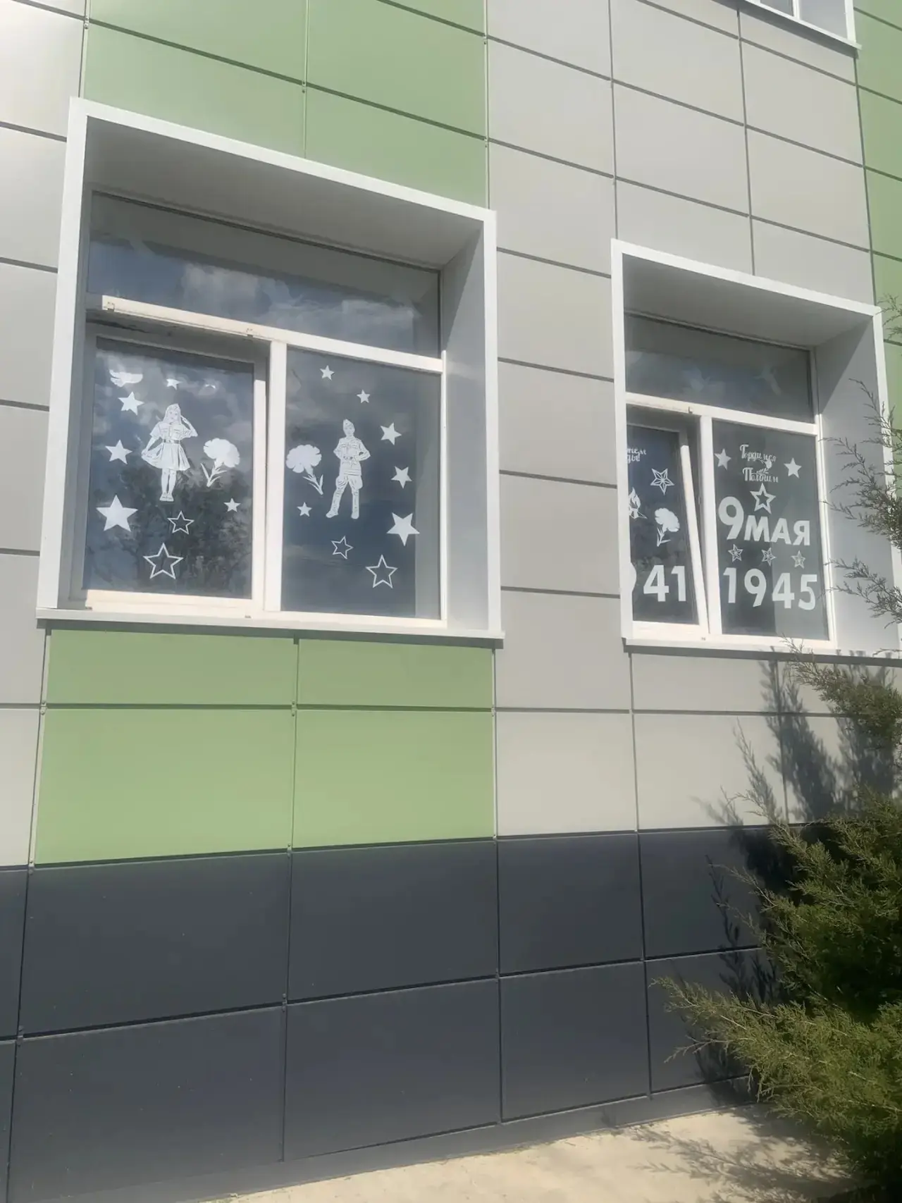 📍 В преддверии Дня Победы гимназия преобразилась. Учащиеся вместе с учителями оформили кабинеты, а г