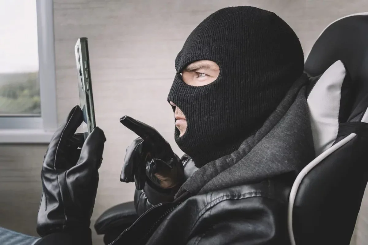 В Челябинске задержан курьер мошенников, забравший у пенсионера 1,2 млн руб