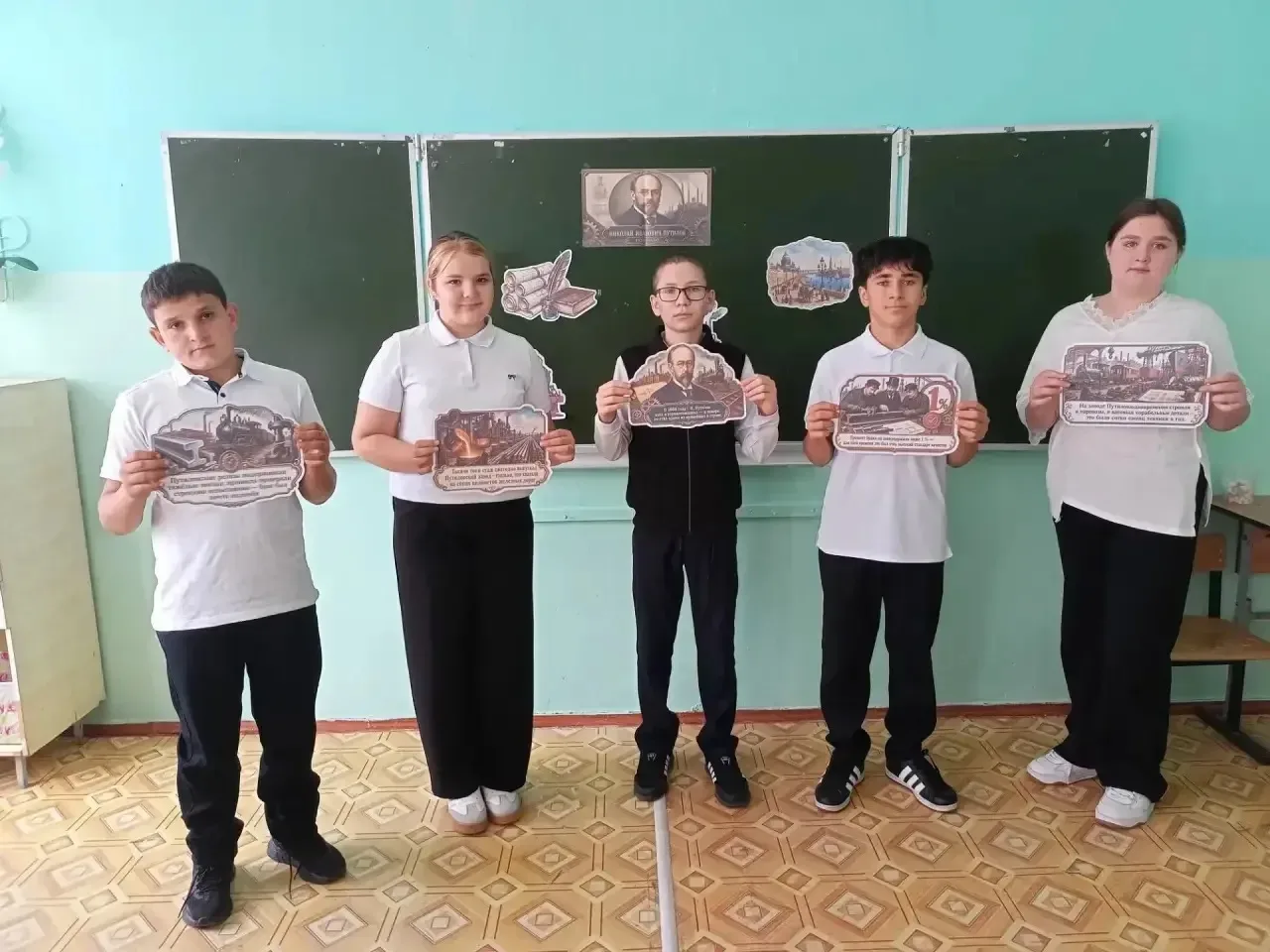 Утро понедельника в МБОУ Манычской СОШ традиционно началось с торжественной линейки и и...