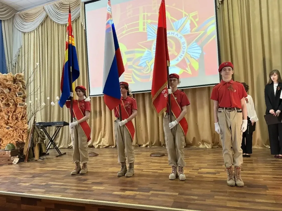 🕊 В преддверии Дня Победы в нашей школе прошёл памятный концерт. Ученики и учителя исполнили: •песни