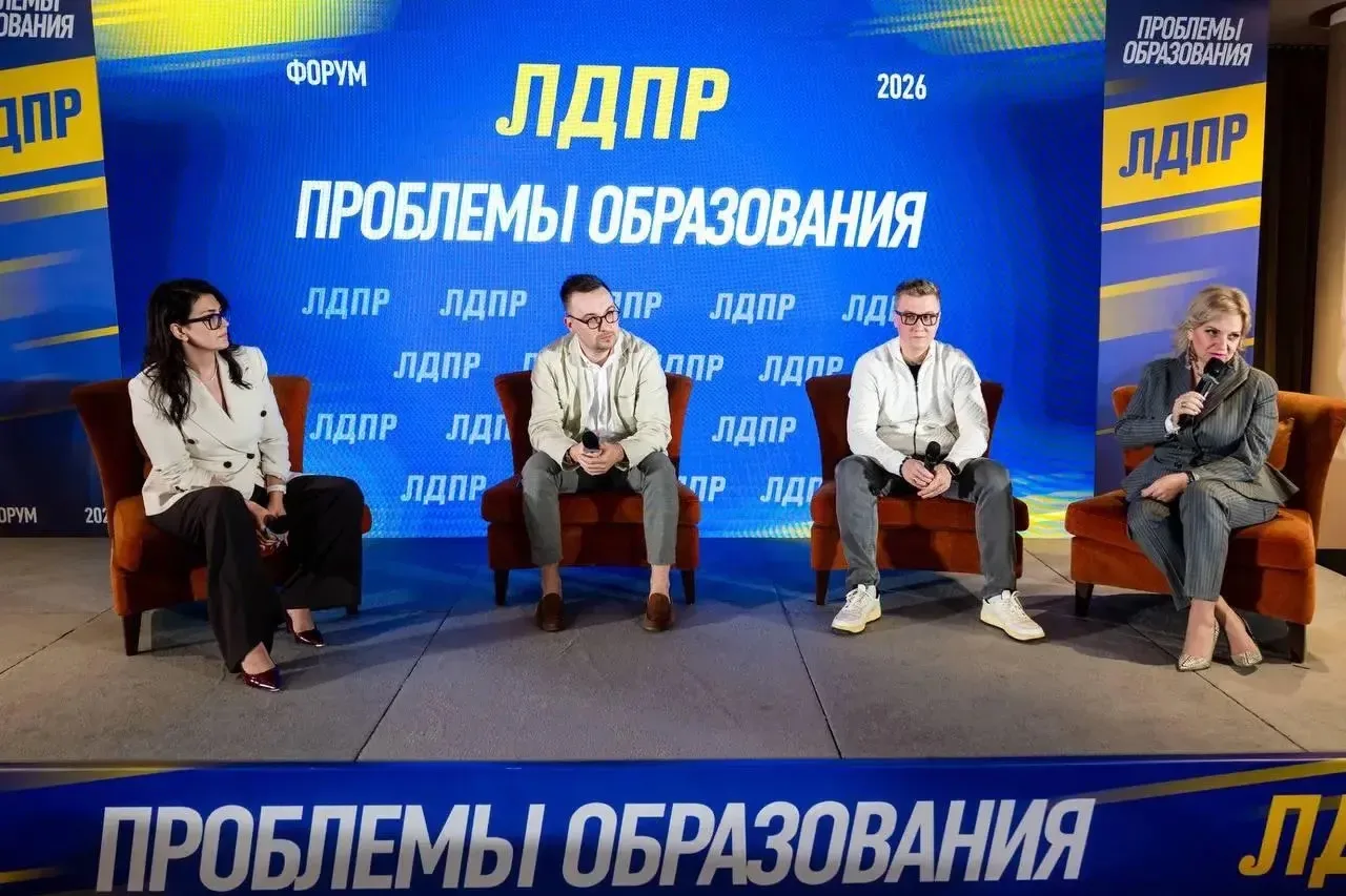 Молодой учитель приходит в школу с горящими глазами. Хочет учить детей, расти в професс...