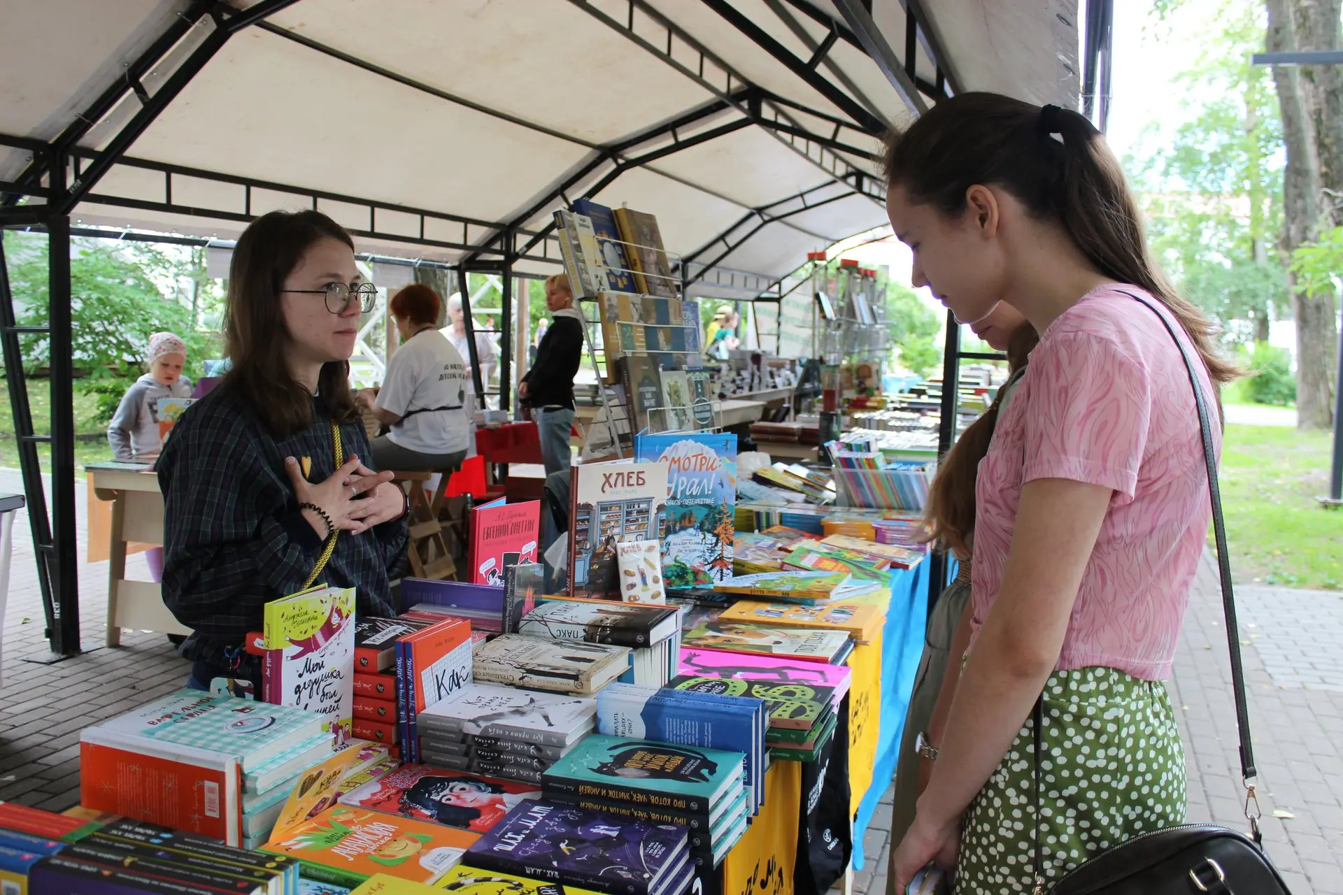 📚 «Белый июнь» в разгаре: книжная ярмарка уже работает!

В Архангельске стартовала книжная ярмарка 