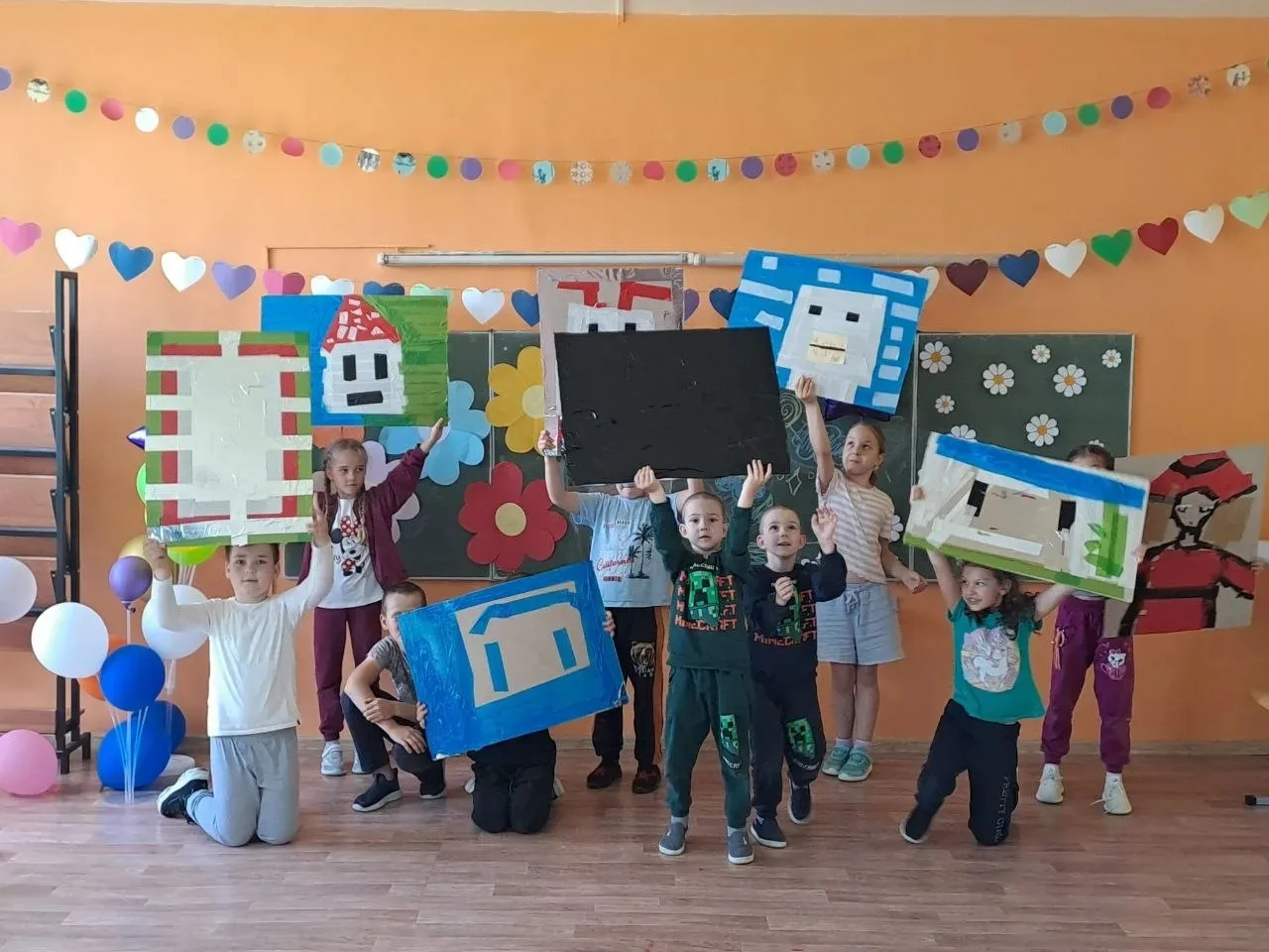 День наблюдений за облаками

Сегодня в нашем летнем лагере  было много творчества. После зарядки и в