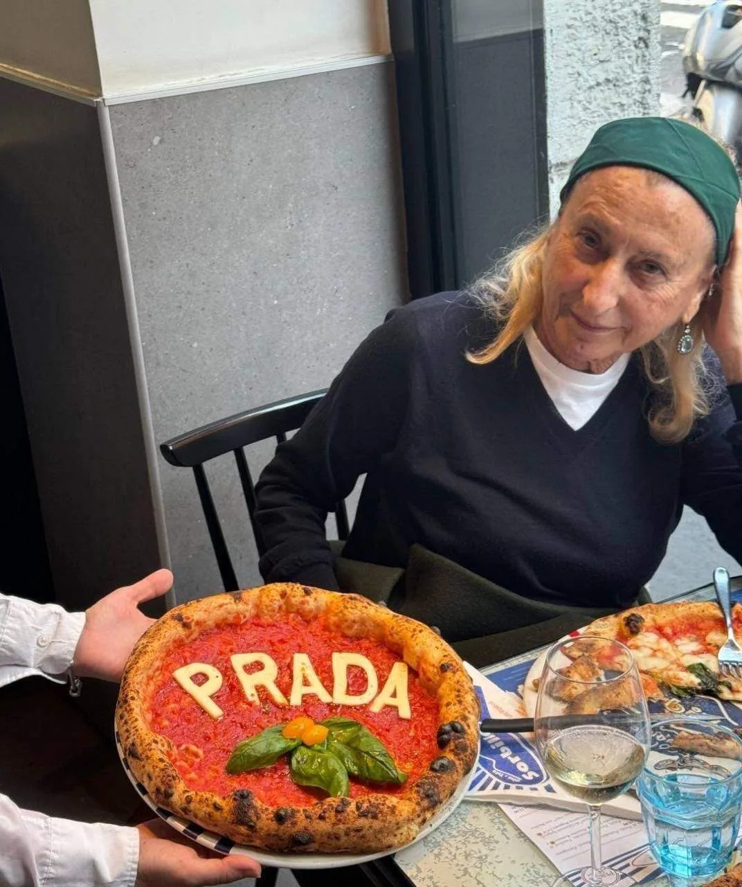 Правильный ответ — Miuccia Prada

Для Миуччи Прады мода никогда не жила отдельно от реальности. Одеж