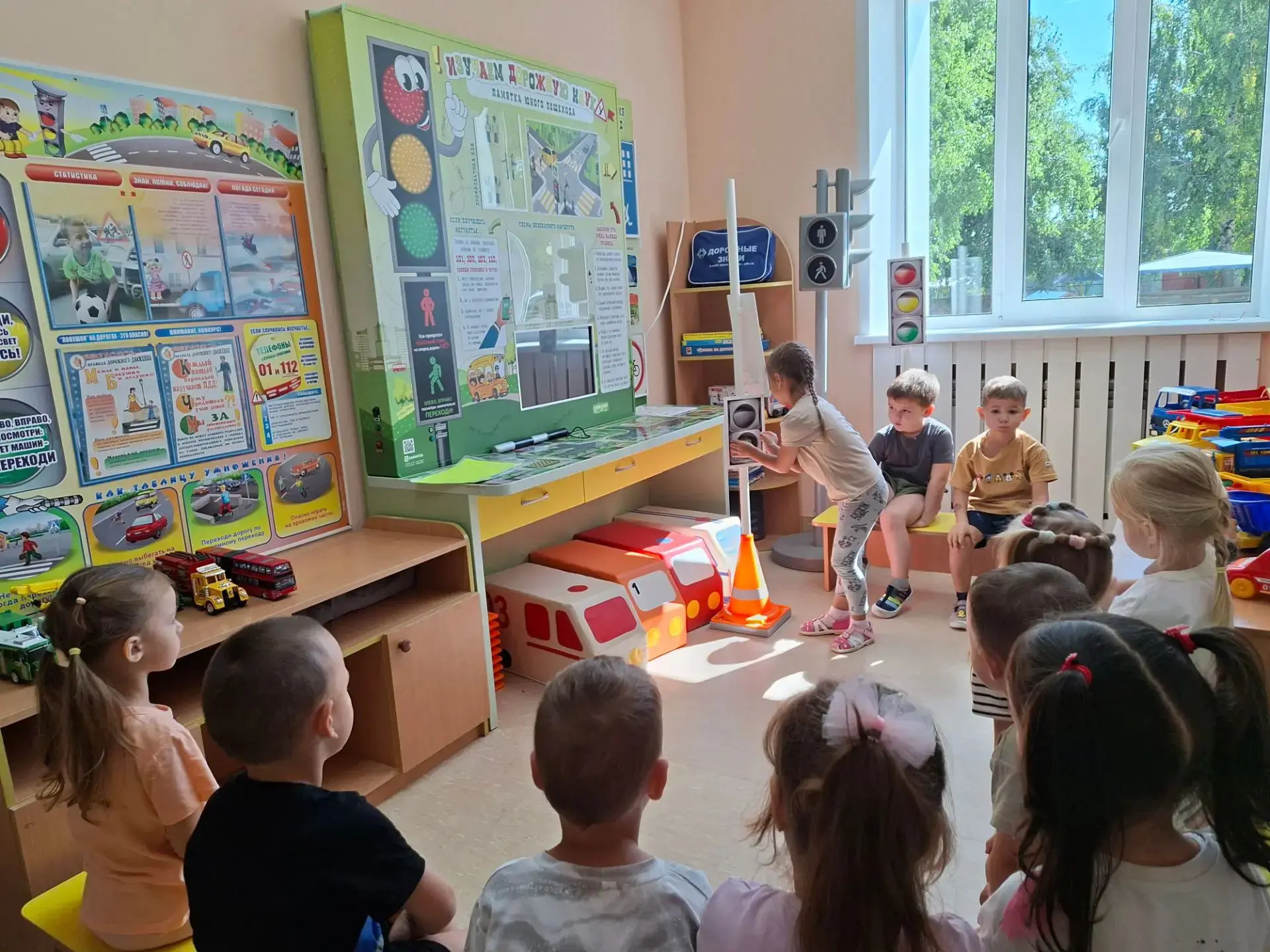 С целью закрепления знаний о светофоре, с детьми 2 младшей группы, было проведено позна...