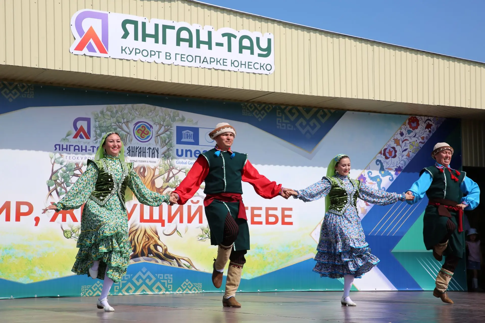 Йыйын в конно-спортивном комплексе«Юртак»: жара, концерт, скачки и пенная дискотека
