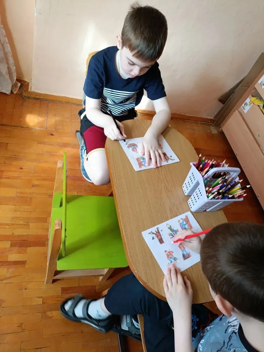 В группе компенсирующей направленности на занятиях с детьми ведется работа по формирова...