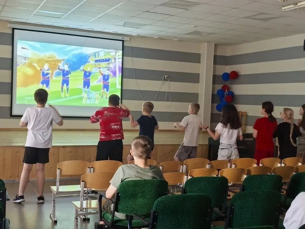 День в нашем лагере выдался по-настоящему боевым и творческим! 🚀
Утро началось с бодрой зарядки, ко