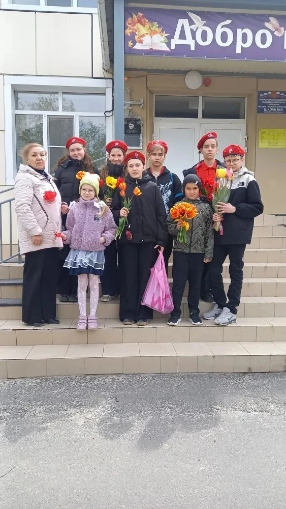 Сегодня 3 б и 7 б классы ( кл рук Диденко НВ) поздравили ребёнка войны Рябову Юлию Ники...