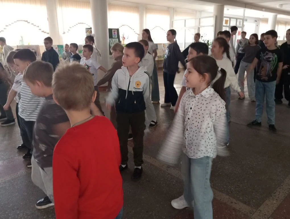 В школе с 6 по 10 апреля работает пришкольный лагерь " Кругозор". Педагоги проводят для ребят интере