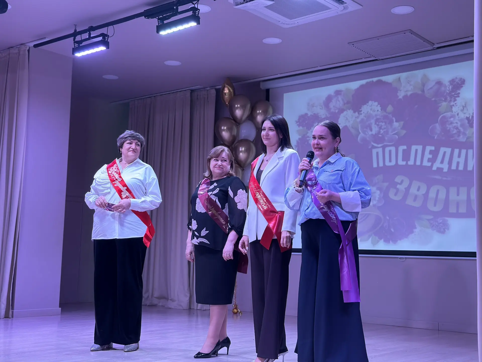 На празднике последнего звонка мы говорили не только об одиннадцатиклассниках. Отдельные, очень искр