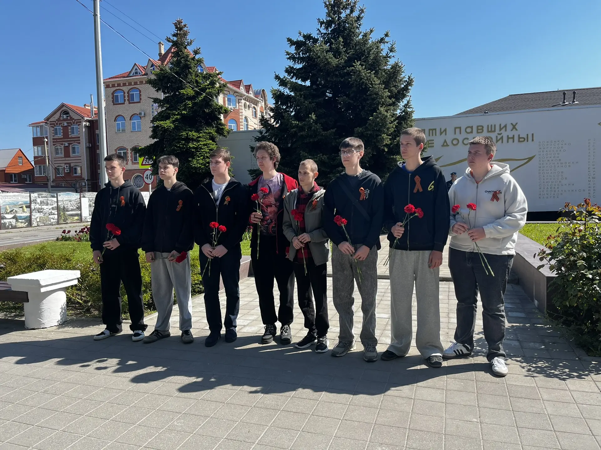🎗️Студенты Анапского индустриального техникума приняла участие в церемонии возложения цветов к Братс
