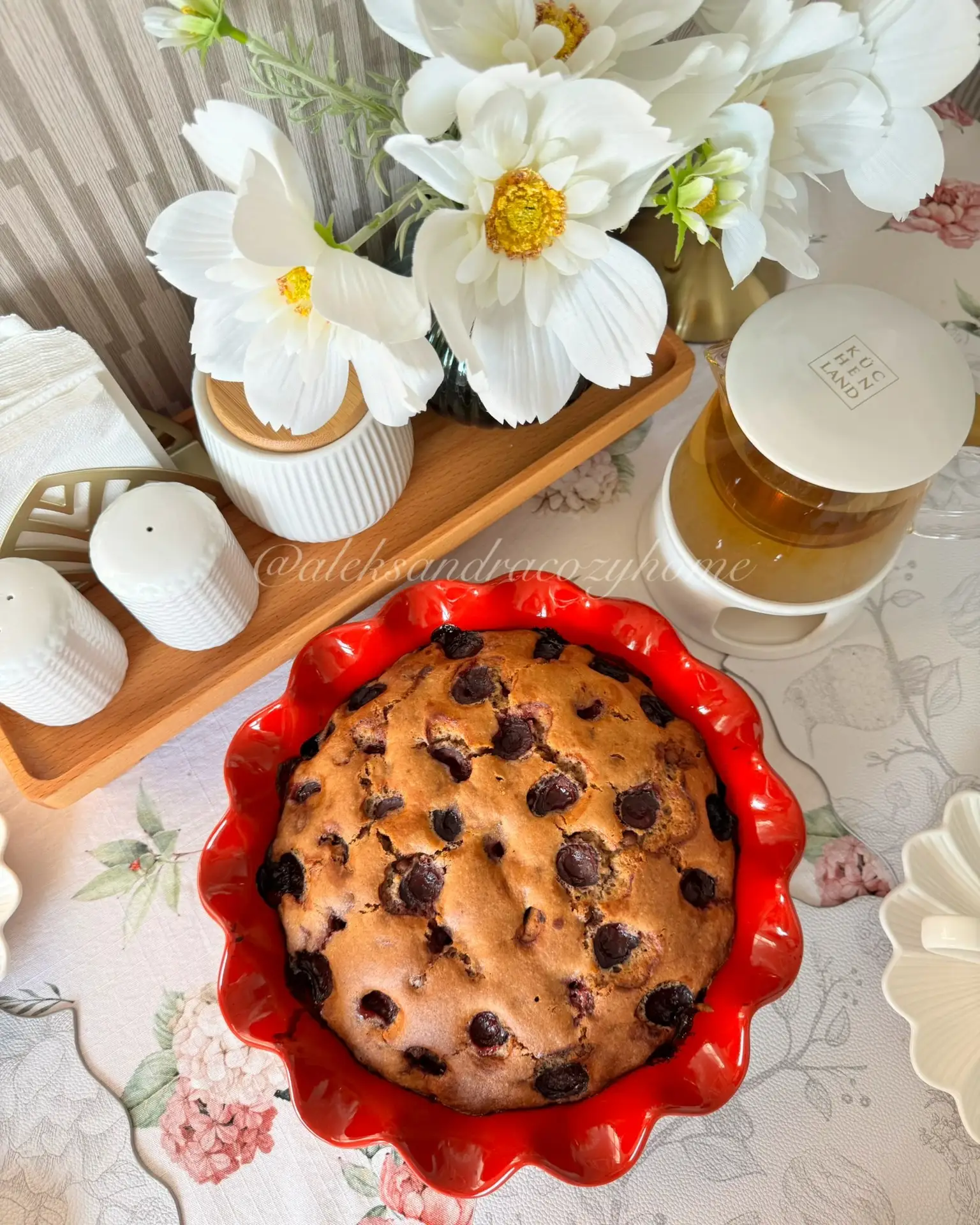 Очень простой пирог с черешней и шоколадом🍒🍫
Именно для этого пирога, летом я заготовливаю черешню
