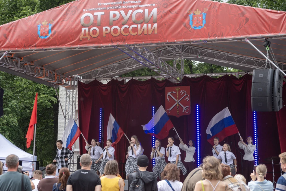 🇷🇺 Мужество и ответственность

В День России Таврический сад стал местом проведения торжественной 
