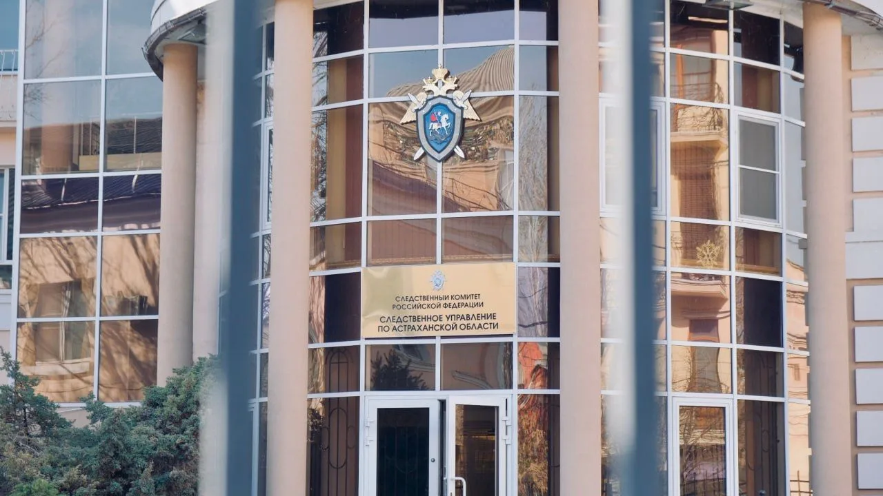🚔 Астраханка протащила пристава на машине

Женщина не хотела расставаться с арестованным авто — и п