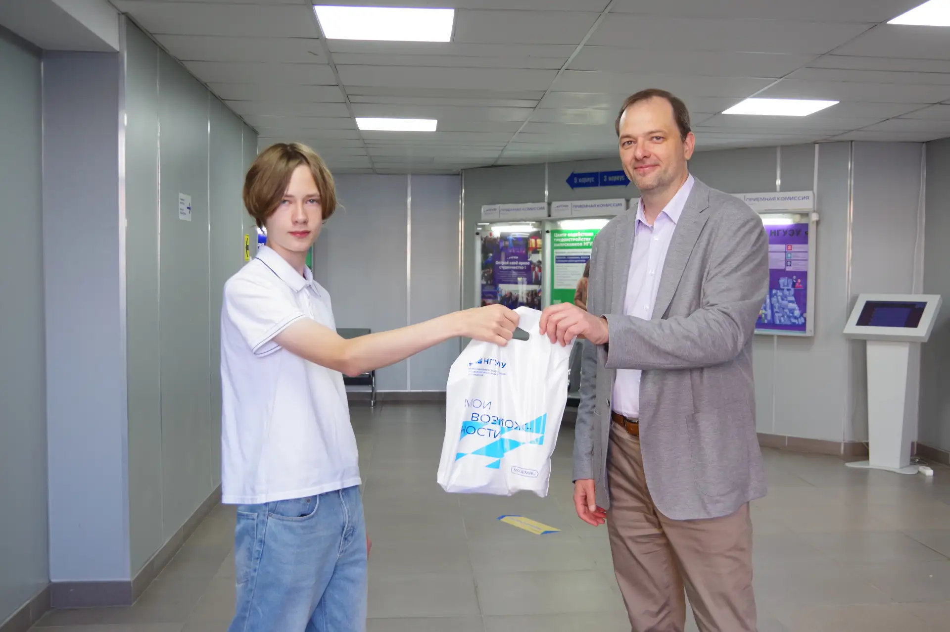 🚀 НГУЭУ встретил первого абитуриента!