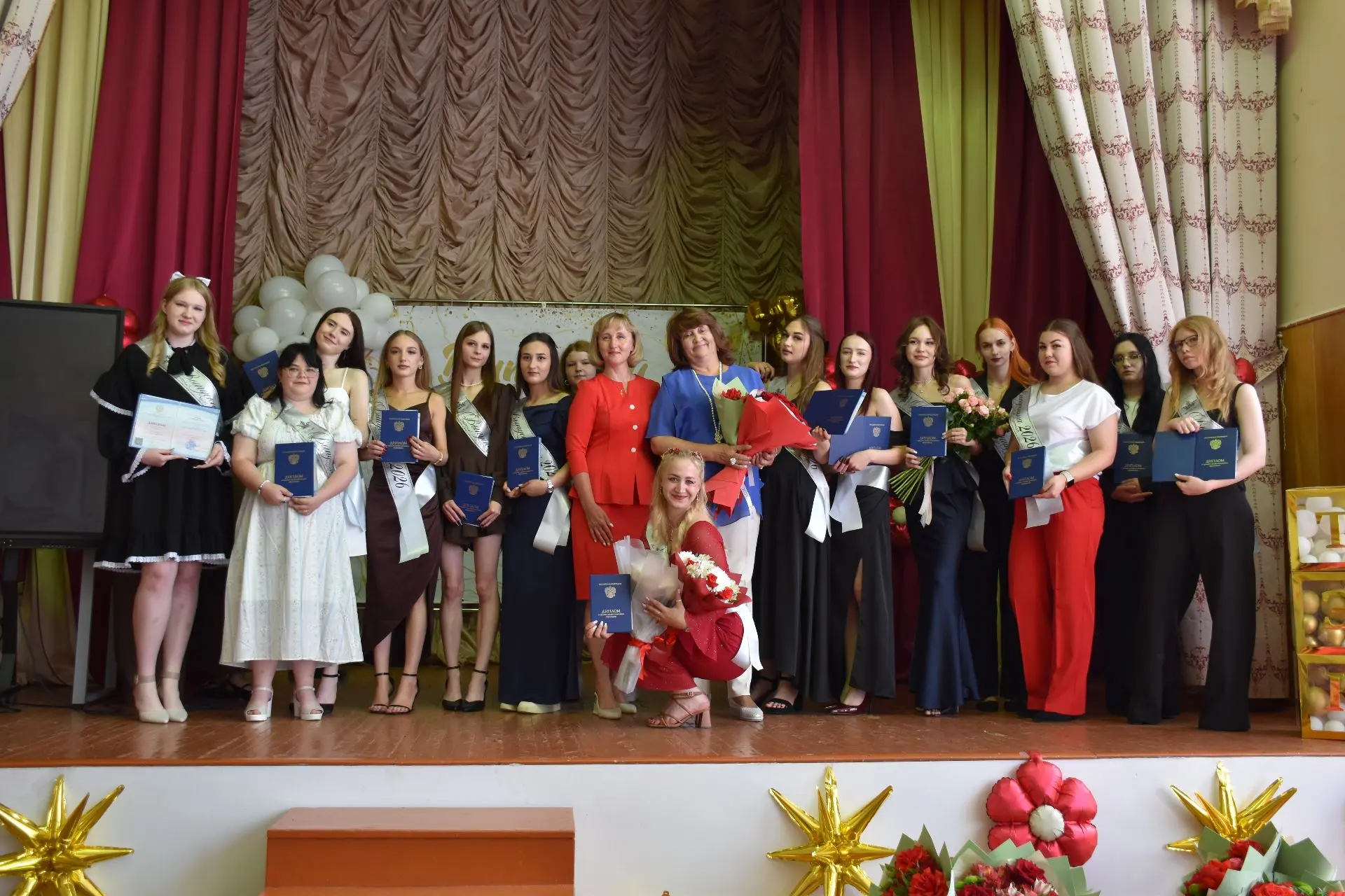 Знаменательное событие состоялось в Тульском экономическом колледже: выпускники 2026 года получили с