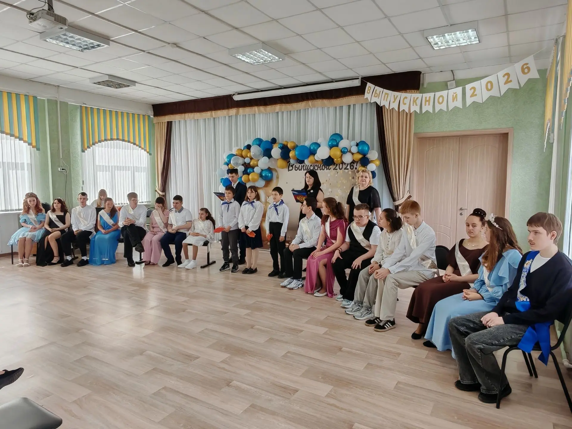 27 мая наша школа торжественно провожала в большую жизнь выпускников 11-х классов. Для них завершилс