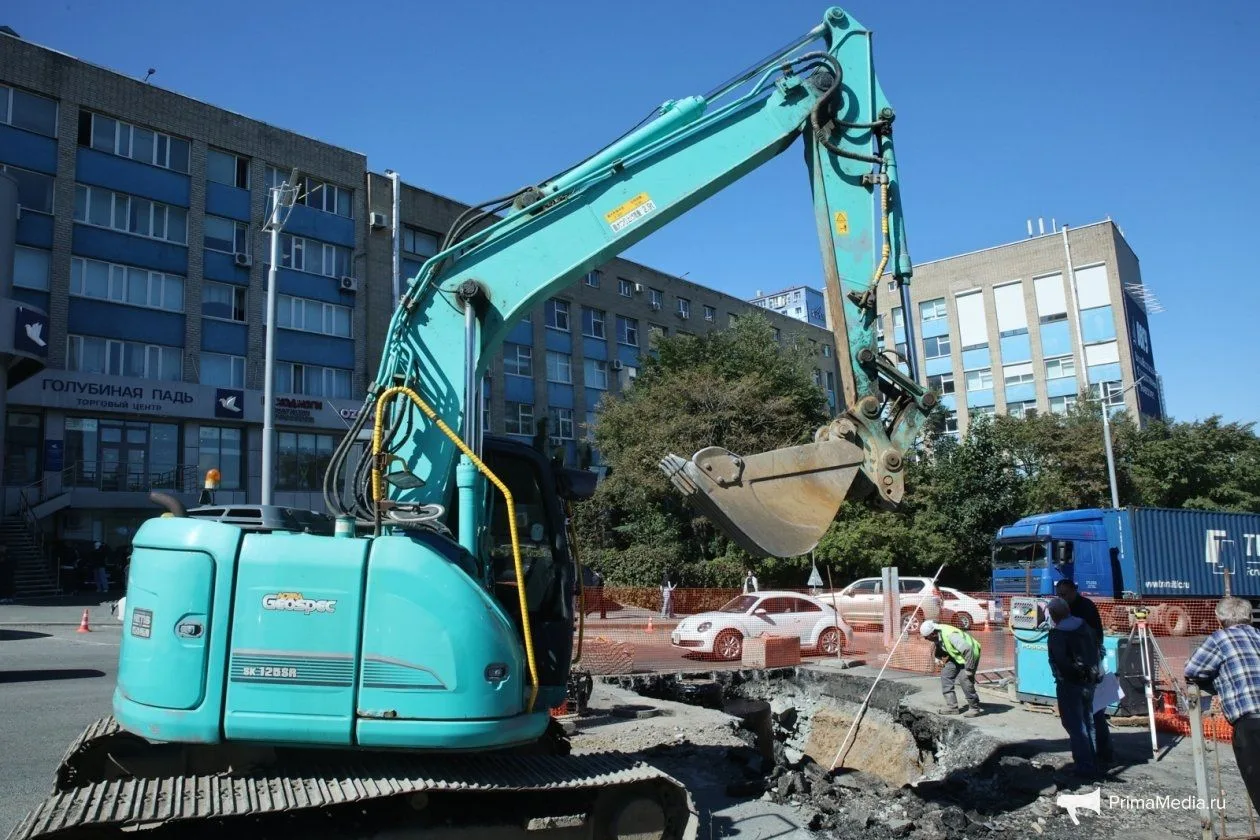Движение на улице Гоголя во Владивостоке затруднено даже поздним вечером