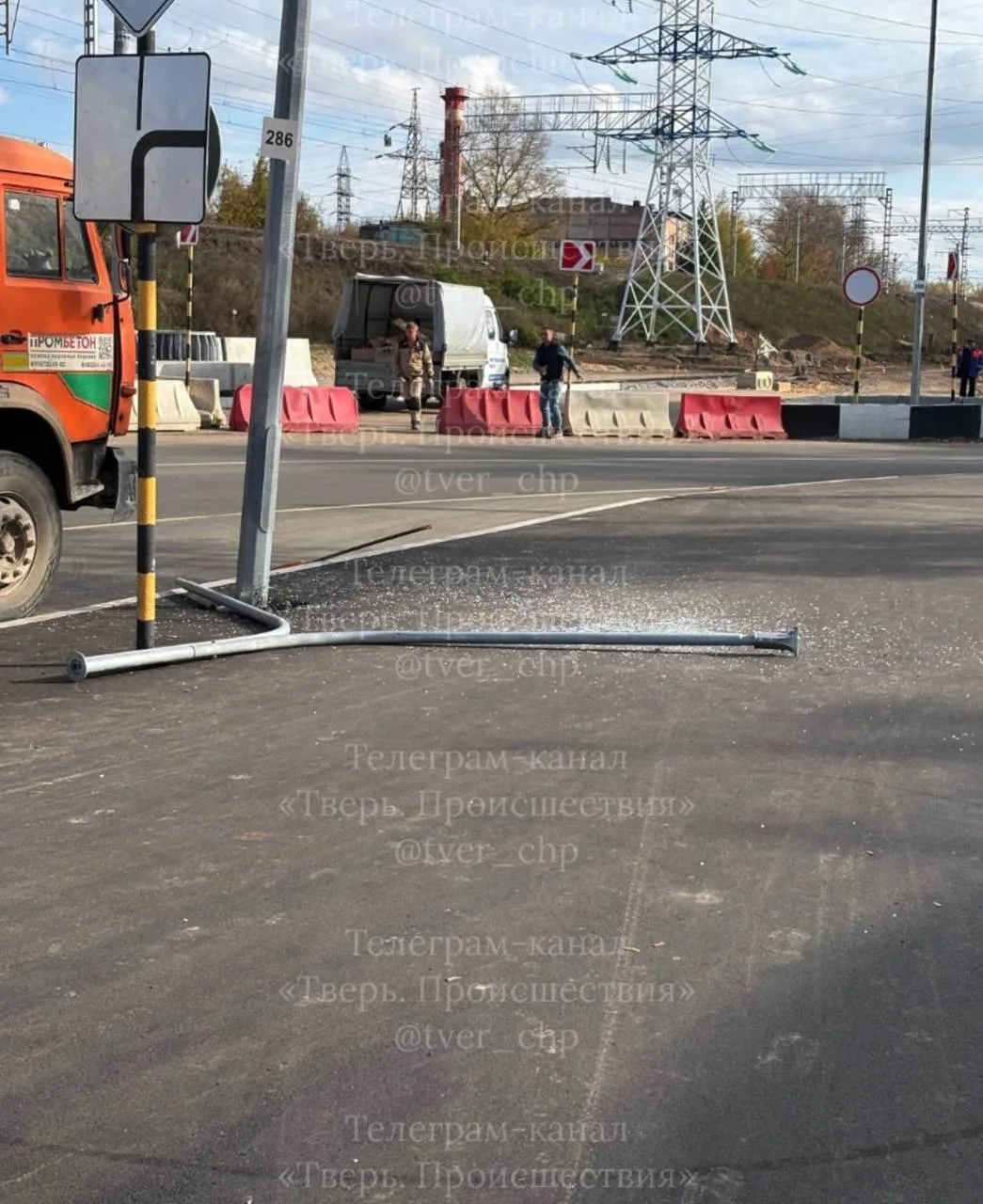💡❌ Западный мост: лампы освещения уже отваливаются со столбов, пишет подписчик.