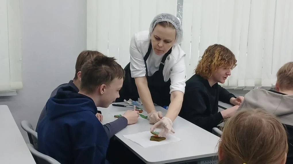 🍪 Сегодня в нашей школе прошел интересный мастер-класс по росписи пряников. В рамках акции «СВО — Сл