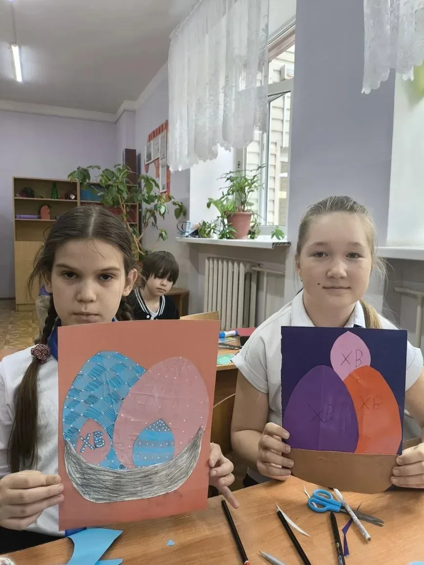 В преддверии светлого праздника Пасхи, на уроках технологии, ребята начальных классов с увлечением м