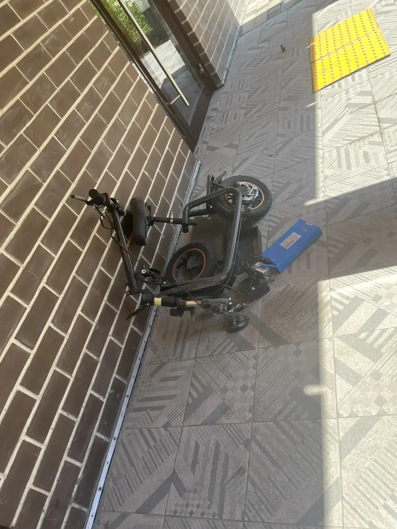 Срочно уберите 🚨

📍Ивана Беличенко, 92к5, подъезд 2

Срочно уберите разобранный самокат! 

#уберит