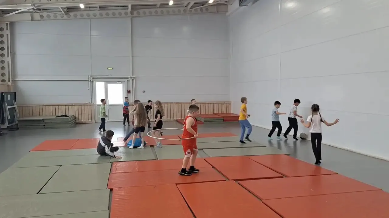 ❄️Ученики 2А класса решили провести необычный День здоровья. Ребята отправились на прогулку в лес на