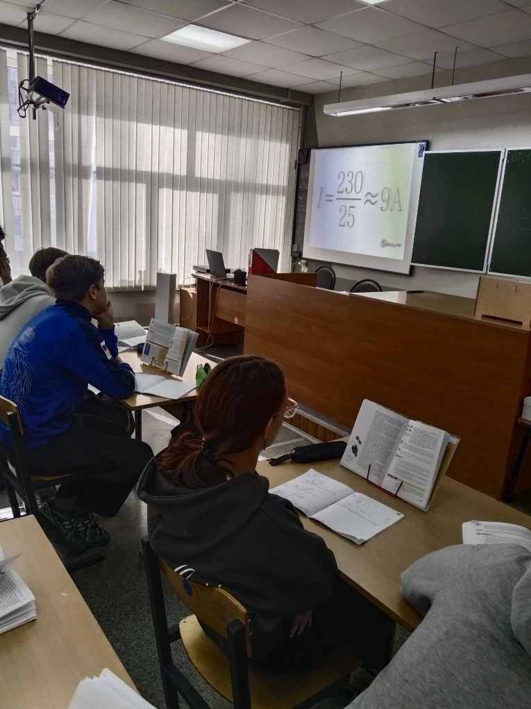 В 8 "Б" классе прошёл классный час на тему: "Безопасность дома и в школе" в форме диспута. Учащиеся 