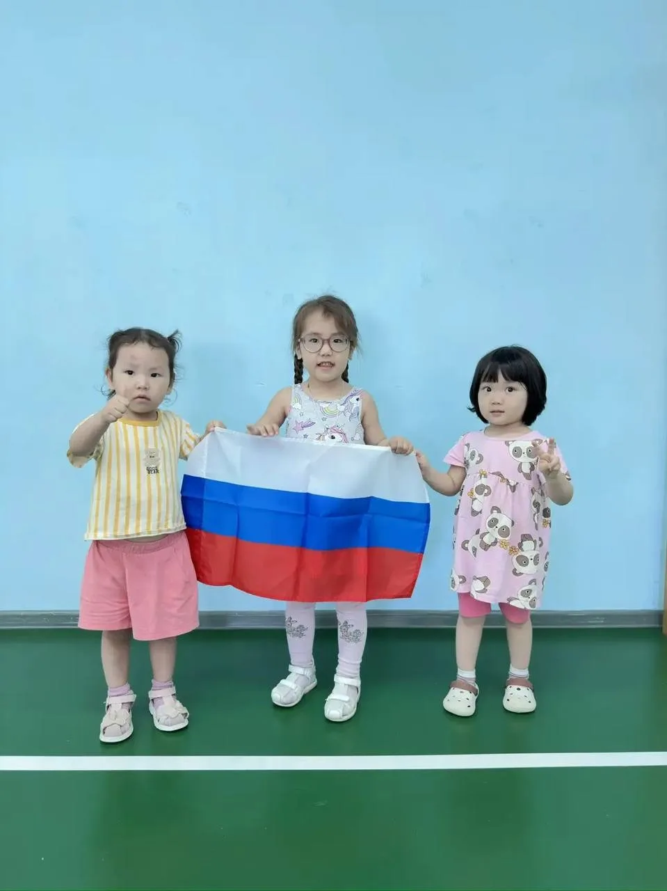 В младшей группе «Одуванчик» прошла тематическая беседа «Флаг России», приуроченная ко ...