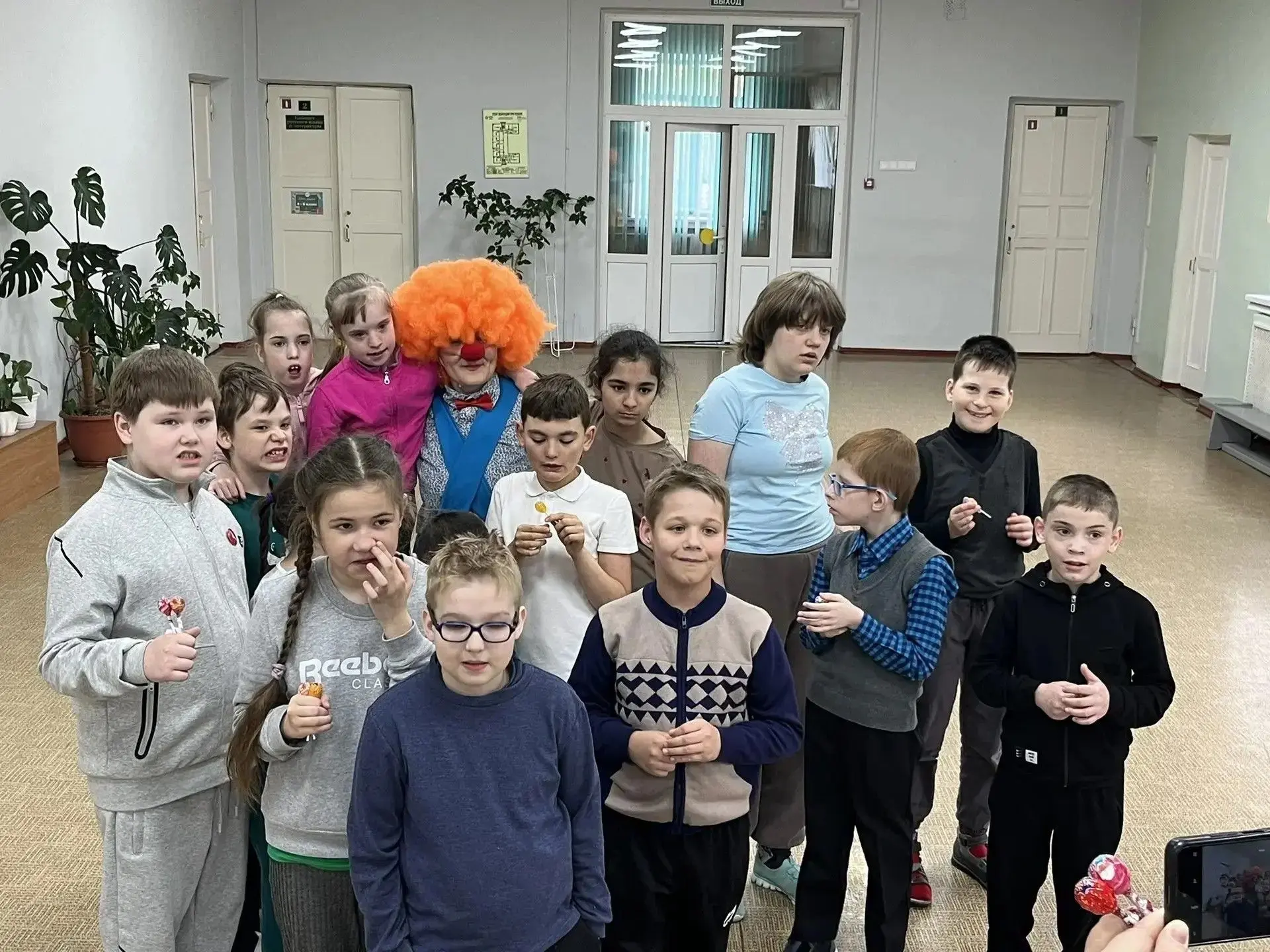 🤡К завершению учебного года в здании на Выставочной весёлый затейник – Клоун устроил д...