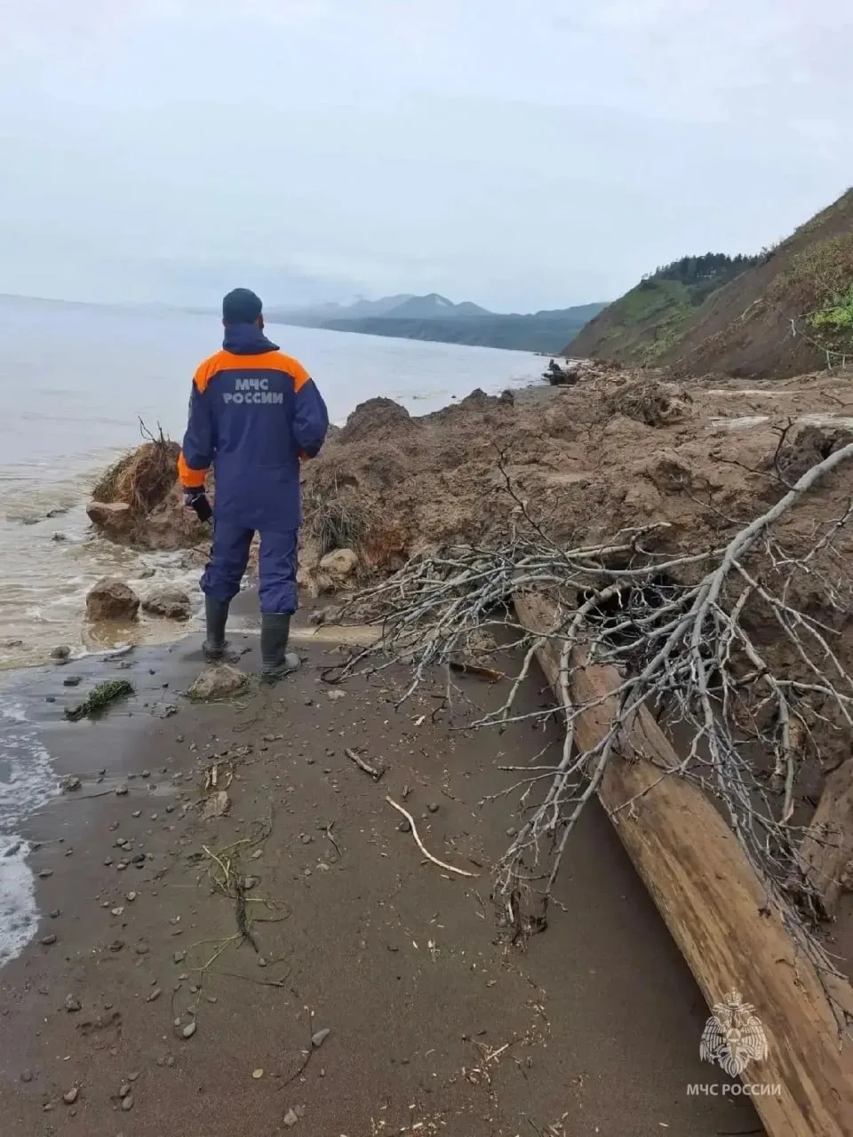 ⚡️Почти 20 человек продолжают прочёсывать сахалинские водоёмы в поисках пропавших при н...