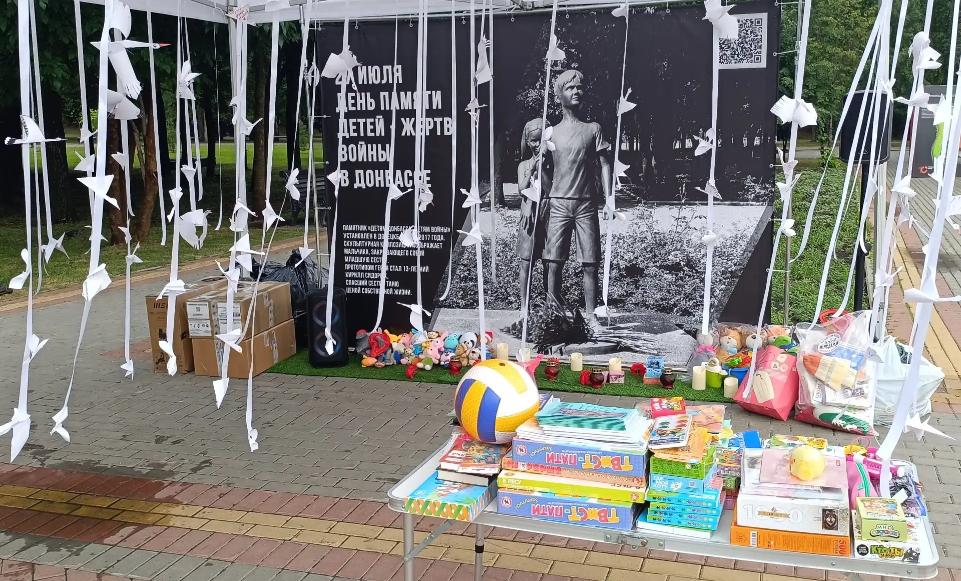 В Томске прошла акция «Ангелы Донбасса»: более 150 горожан, несмотря на дождь, собрались на Ново-Соб