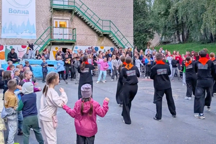 В загородном лагере «Волна» стартовала инклюзивная смена: в ней принимают участие дети-...