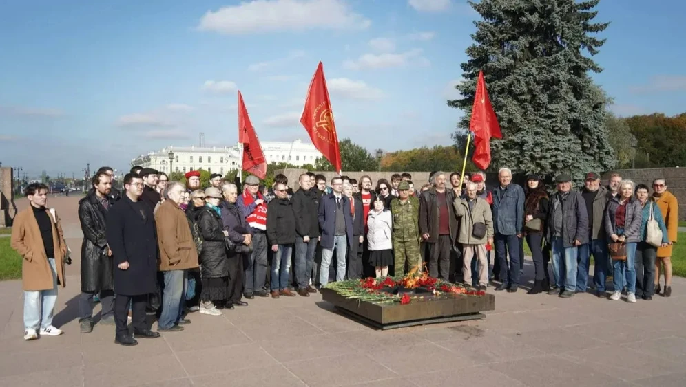 Коммунисты провели митинг на Марсовом поле
