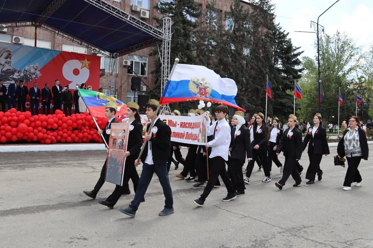🎖 Большой фоторепортаж с торжественного митинга, прошедшего в Буйнакске в честь празднования 81-й го