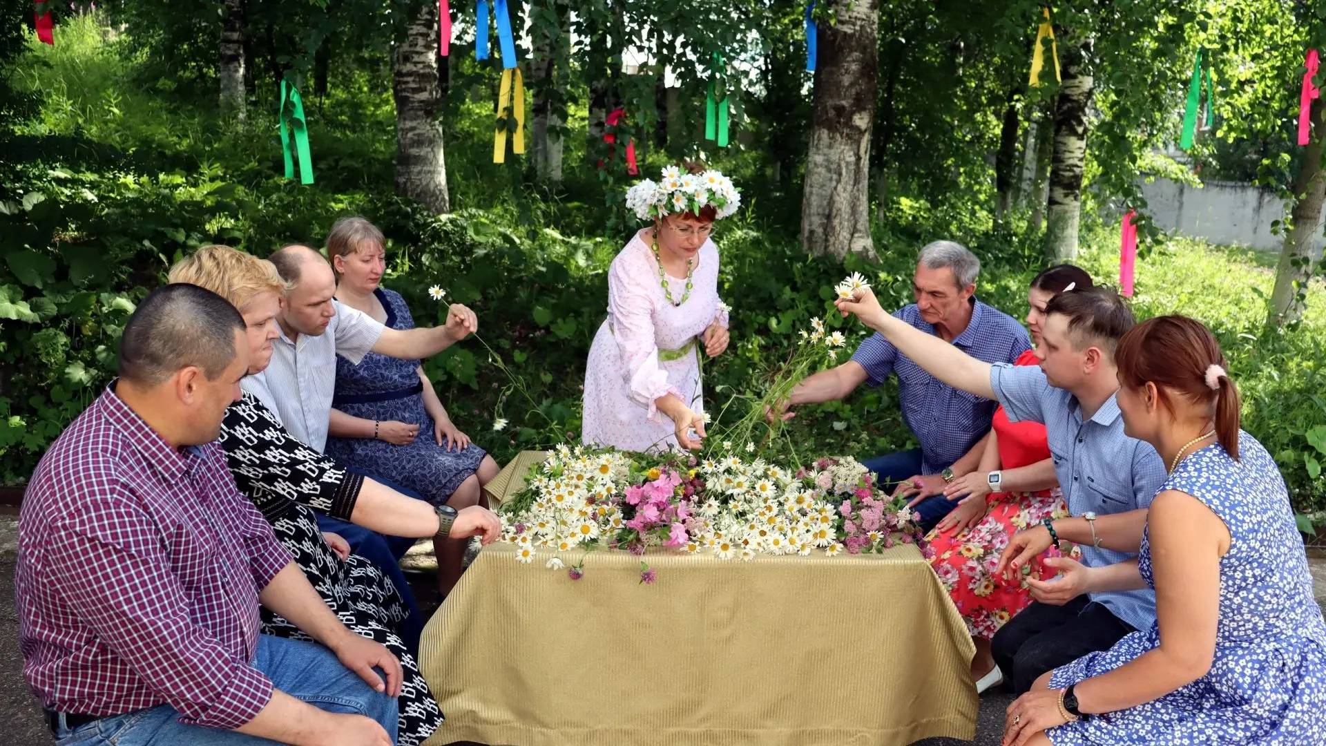 Ромашки, забота и добрые традиции ❤

Мы организовали увлекательный мастер-класс «Ромашковый венок», 