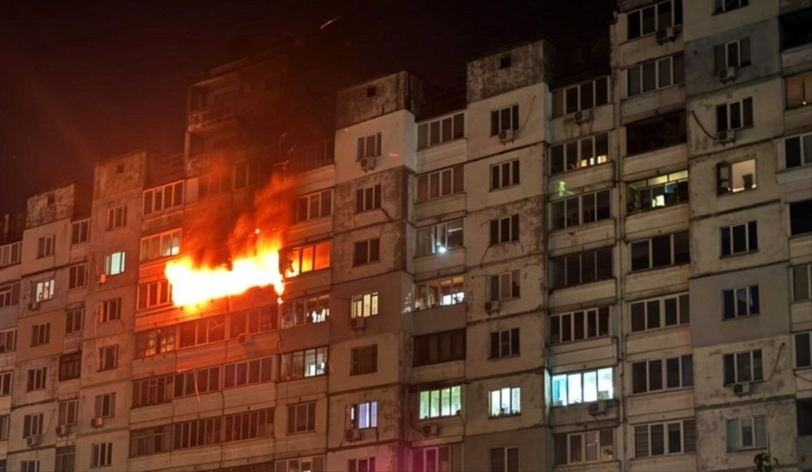 В Киеве горит многоэтажка после падения еще одной сбитой "Герани".