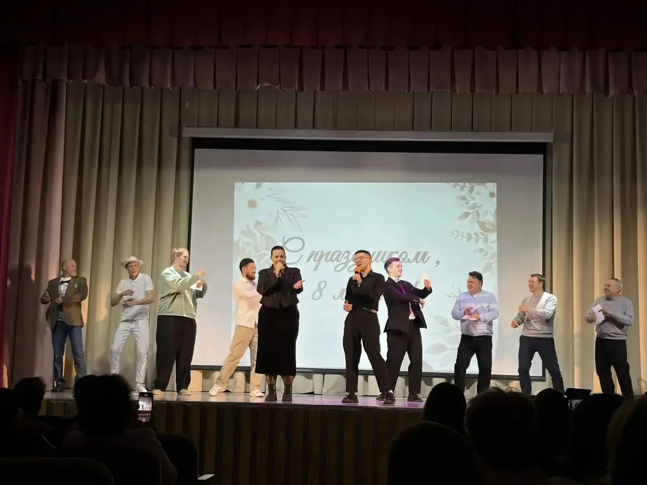 💐🌷Весенний праздник благодарности и красоты!   Сегодня наша школа превратилась в настоящий дворец пр