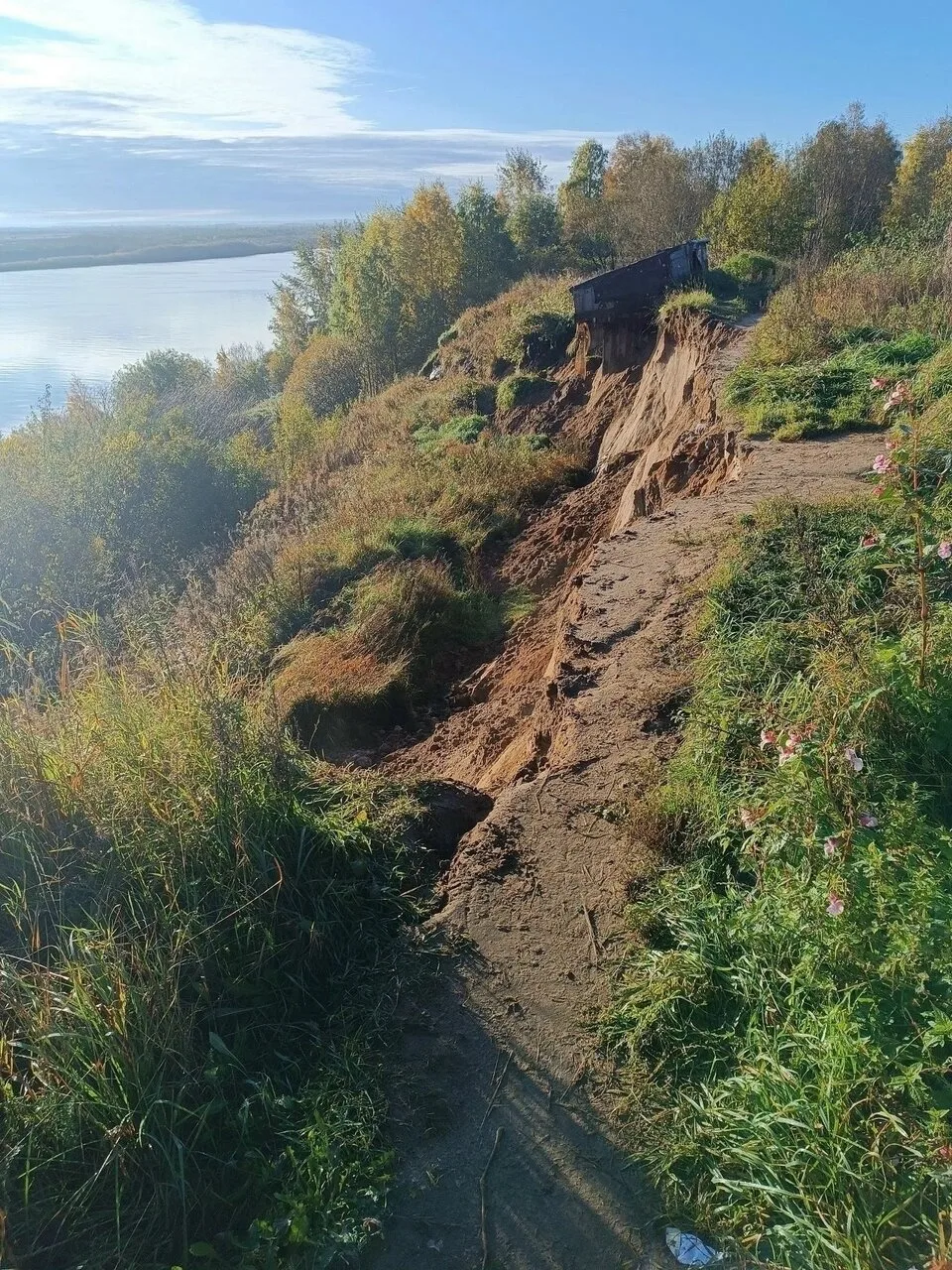 Берег в Новодвинске обрушился в районе частного сектора ⚡