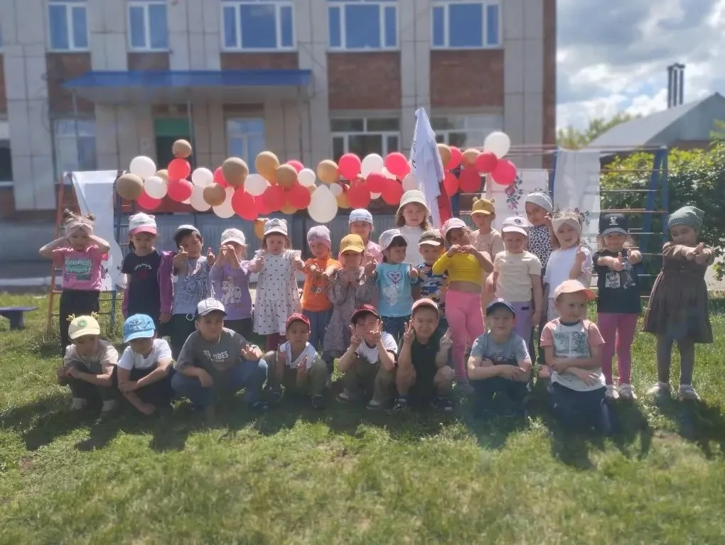 Хөрмәтле әниләр 💐 бүгенге бәйрәмгә балаларга күчтәнәч 🍫🍬🍦алып килүегез өчен зур рәхмәт. 🤗Бәйрәм