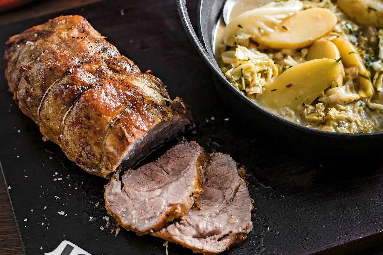 Свиная шея, запеченная в духовке

👩‍🍳 Ингредиенты:

✅ Мёд — 2 ст. ложки
✅ Бальзамический соус — 2 