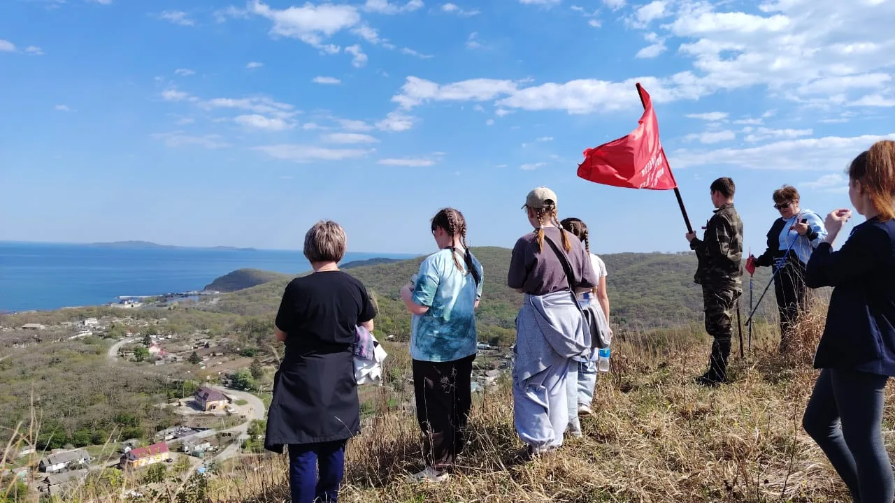 В Безверхово прошла ежегодная акция по восхождению на сопку.  🚩Здесь установили Знамя Победы!  ⭐В ак