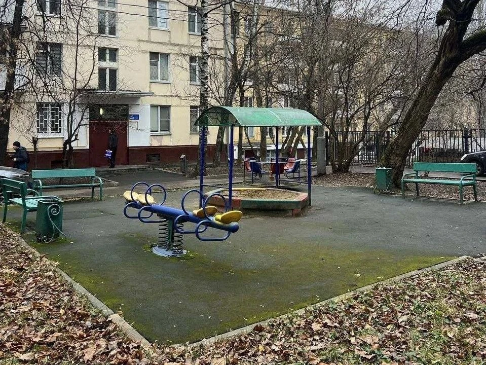 Во дворе домов 35 корпус 1 и 2 на Никитинской улице обновили детскую площадку.