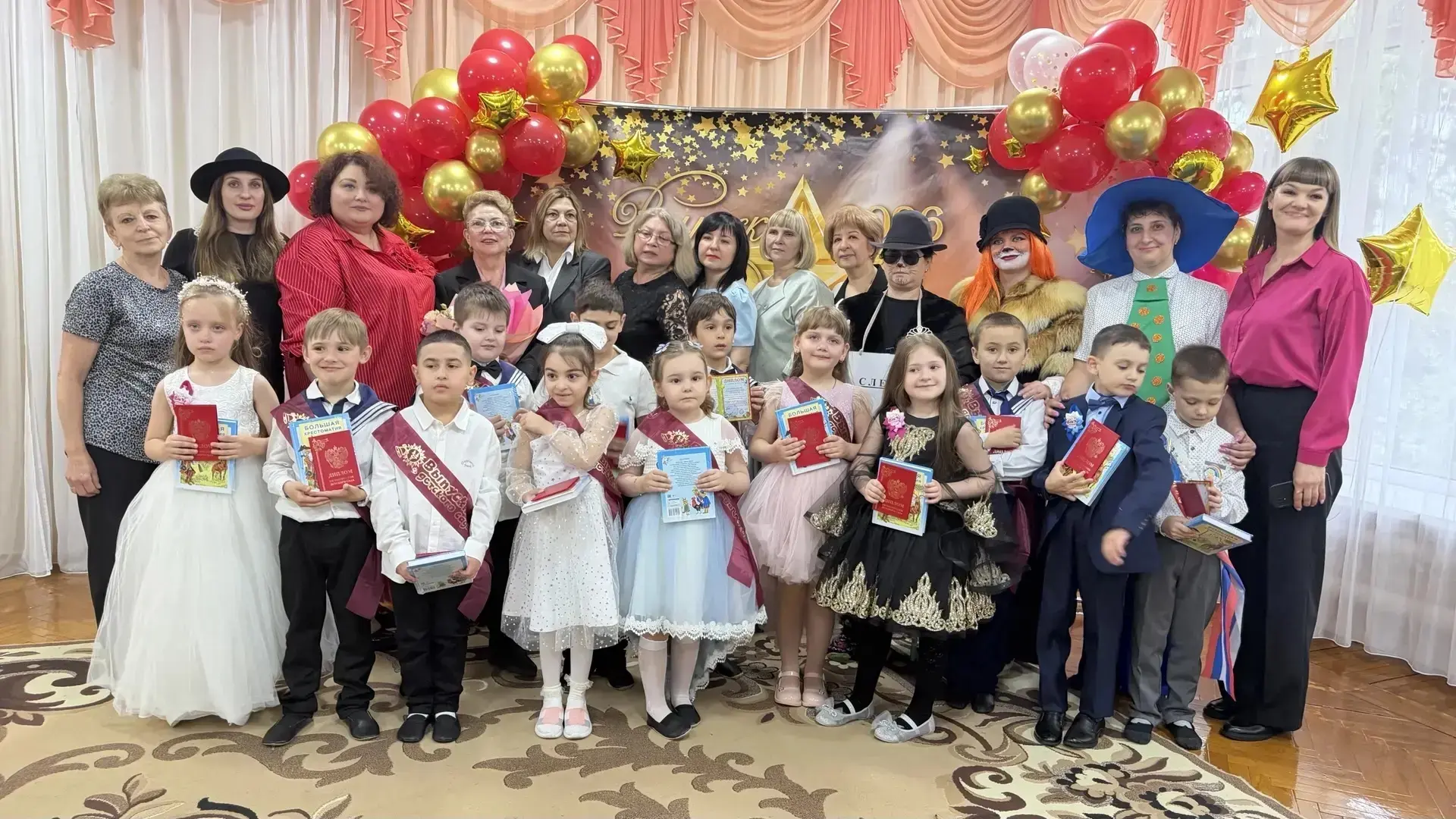 Пора выпускных! 
Самые трогательные  и зажигательные дни!🥳🥳🥳
 В логопедических  группах состоялос